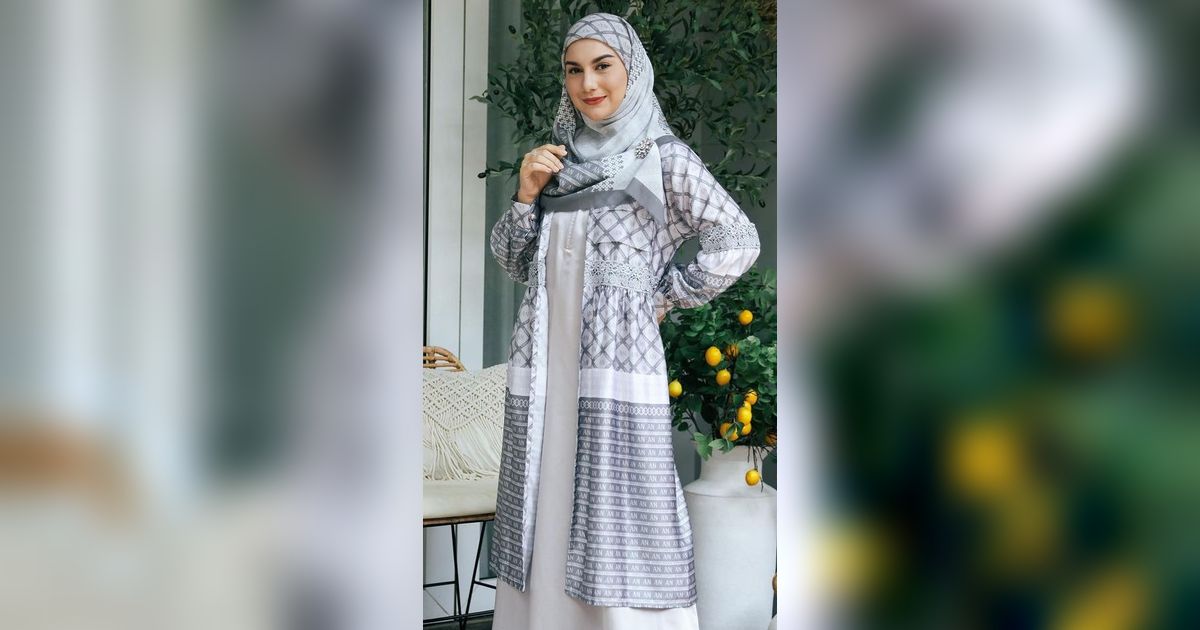 Momen Irish Bella Melayat Ayah Ammar Zoni, Berbaju Serba Hitam Bersila di Sisi Sang Mertua
