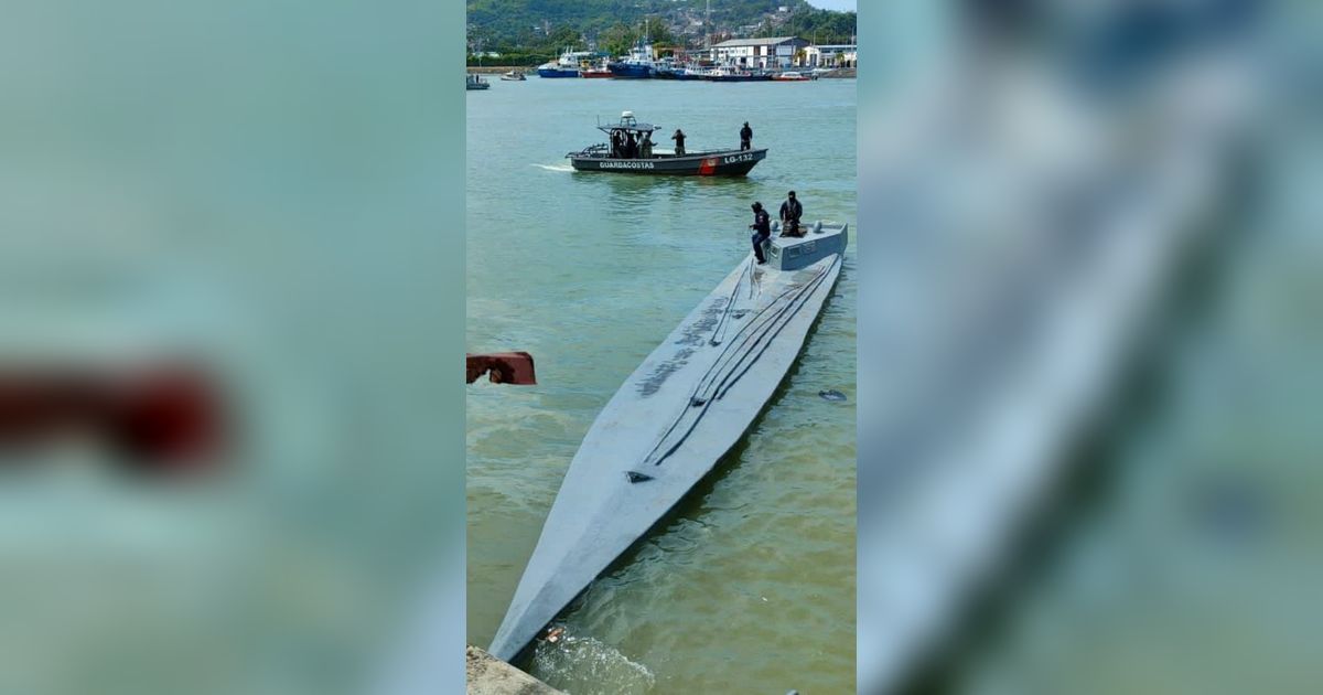 FOTO: Penampakan Kapal Semi Selam Bermuatan 3,2 Ton Narkoba yang Diamankan Angkatan Bersenjata Ekuador