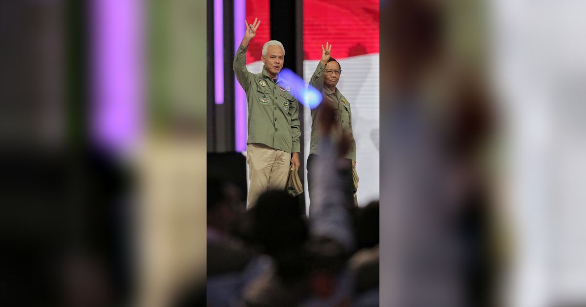 FOTO: Gaya Ganjar-Mahfud ala Pecinta Alam di Debat Keempat Pilpres 2024