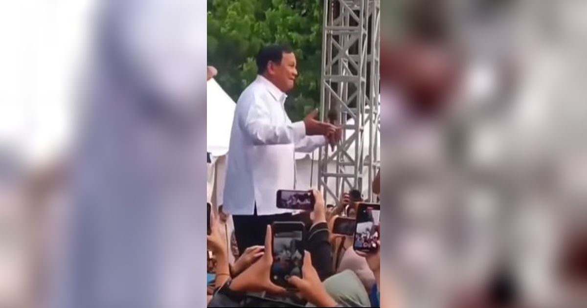 VIDEO: Uluran Tangan Prabowo Disambut Anies, Ganjar Ajak Capres-Cawapres Foto Bareng