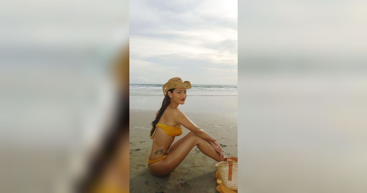 8 Foto Erika Carlina Saat Tampil Hot Dengan Kulit Eksotis di Tepi Pantai