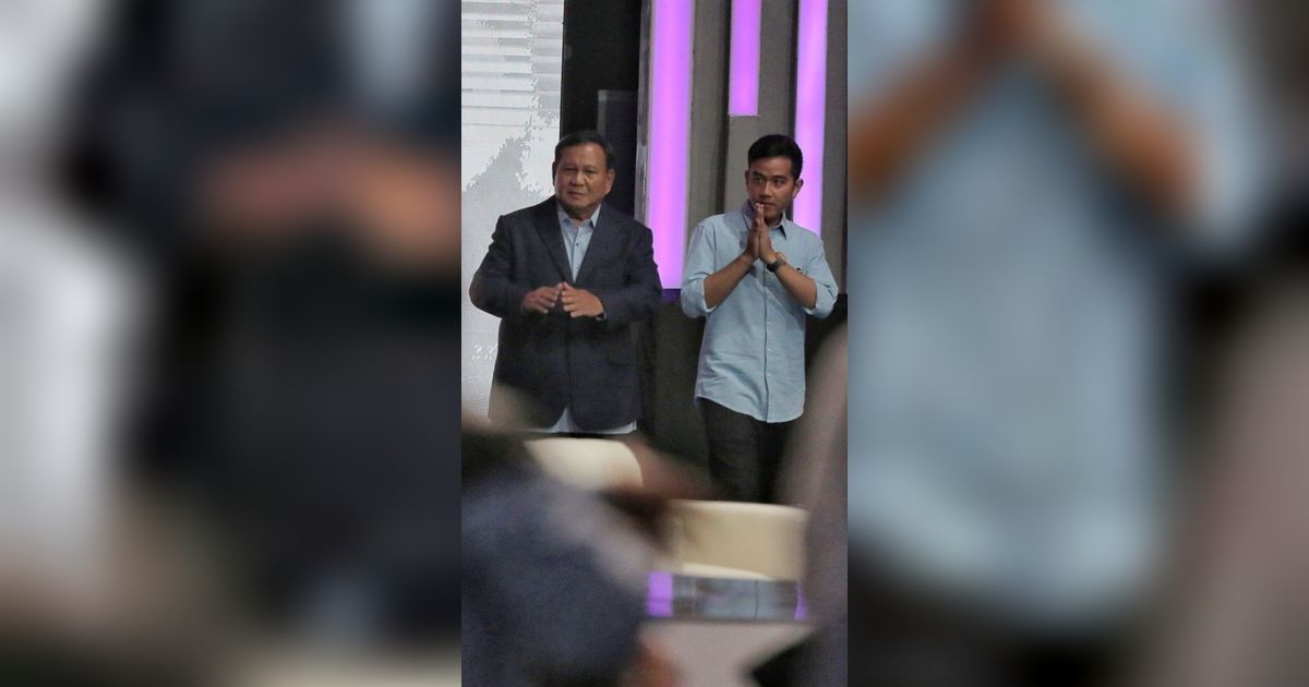 VIDEO: Prabowo Akrab Duluan Ajak Anies Baswedan Salaman, Tawa Bersama Ganjar Pranowo