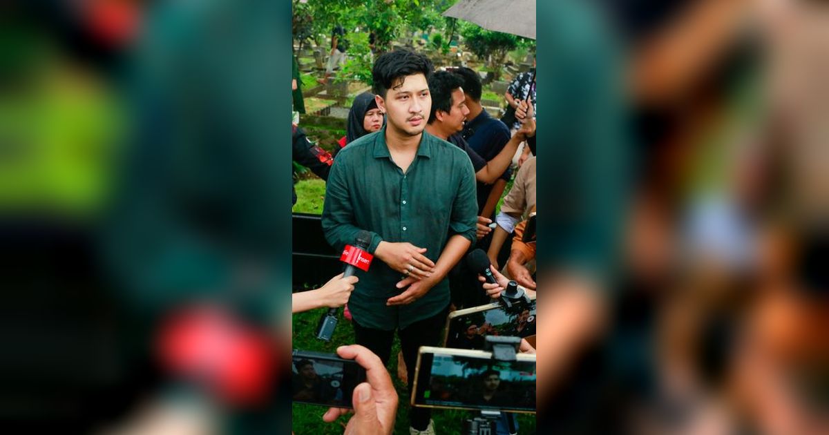 Dalam Keadaan Ditahan, Ammar Zoni Mengumandangkan Azan dan Ikamah melalui Video Call di Pemakaman Ayahnya