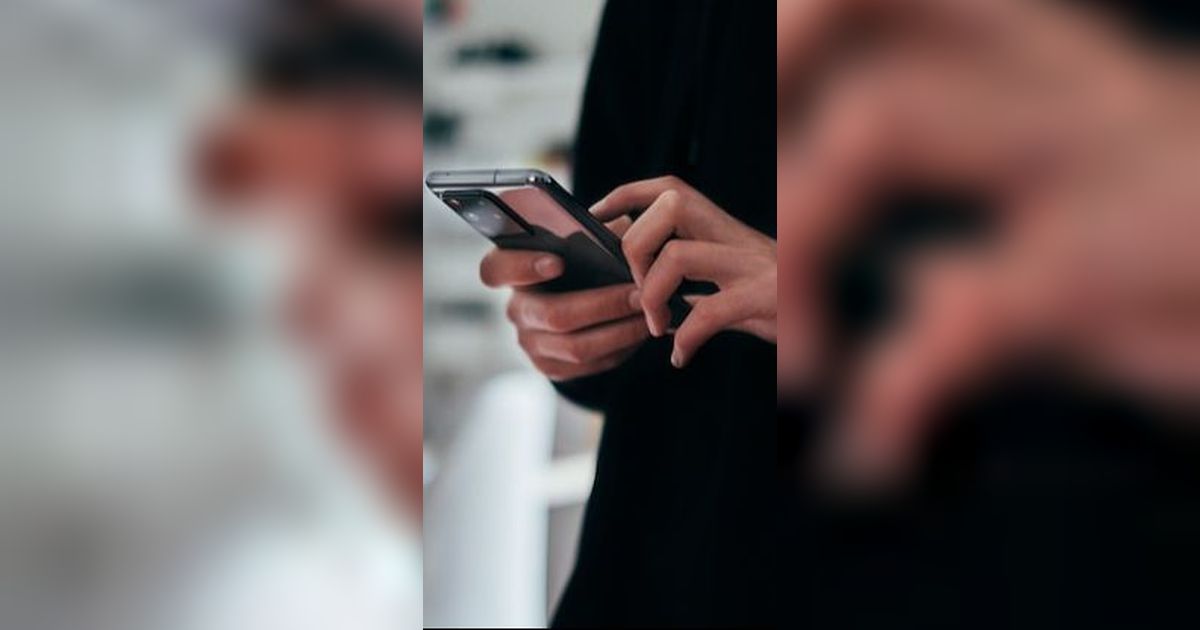 Potret Prediksi Perubahan Bentuk Tubuh Manusia di Tahun 3000 Karena Sering Pakai Smartphone, Tangan Seperti Cakar hingga Kelopak Mata Ganda!