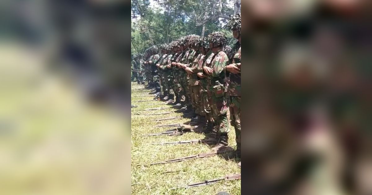 Berseragam Loreng dan Helm Tempur, Momen Para Siswa TNI AL Salat Khusyu di Tengah Hutan