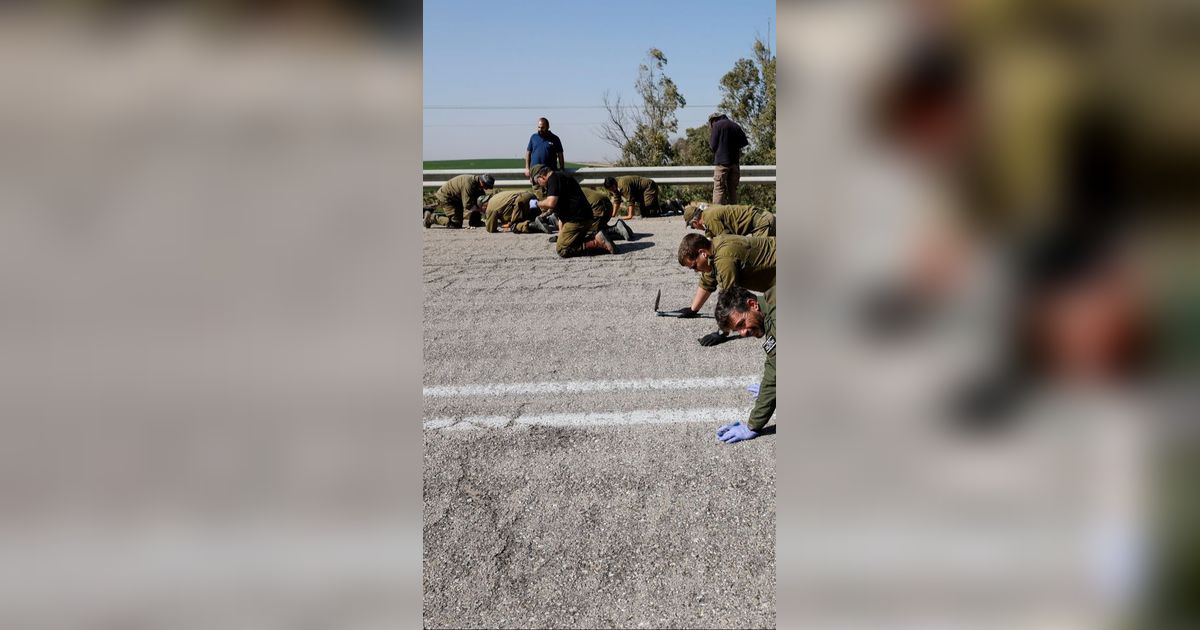 FOTO:  Ambisi Memperkuat Klaim, Tentara Zionis & Arkeolog Israel Sampai Merangkak Sisir Jalan Demi Kumpulkan Bukti Serangan Hamas 7 Oktober