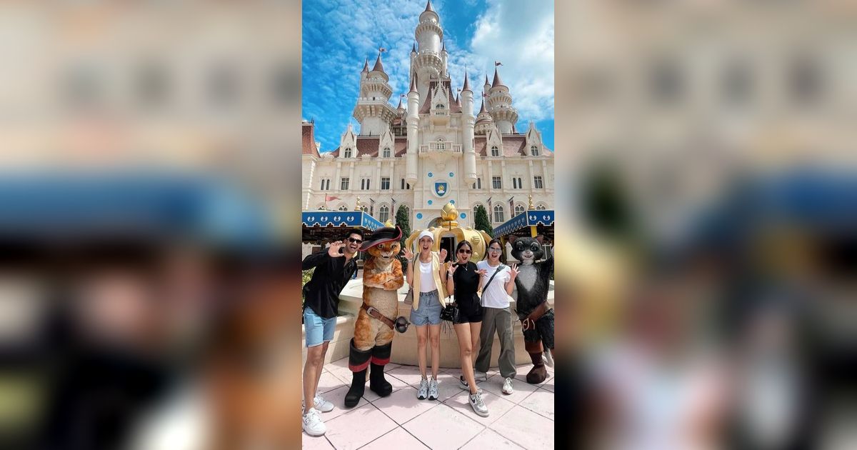 8 Foto Mesra Tyas Mirasih dan Tengku Tezi Saat Liburan Ke Universal Studios Singapore