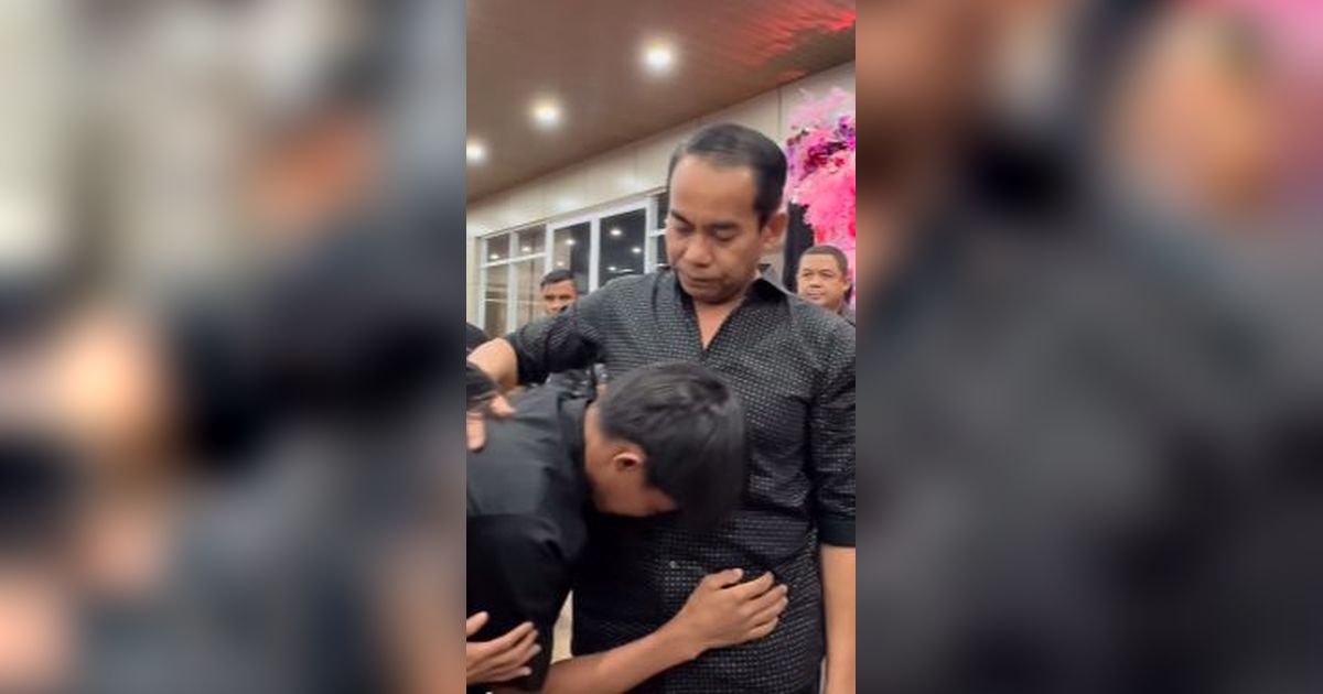 Sujud Syukur Penuh Haru Aldi Pakintaki Konten Kreator dapat Hadiah Umrah dari Irjen Andi Rian, Usap Kepala 'Mudah-mudahan Lancar'