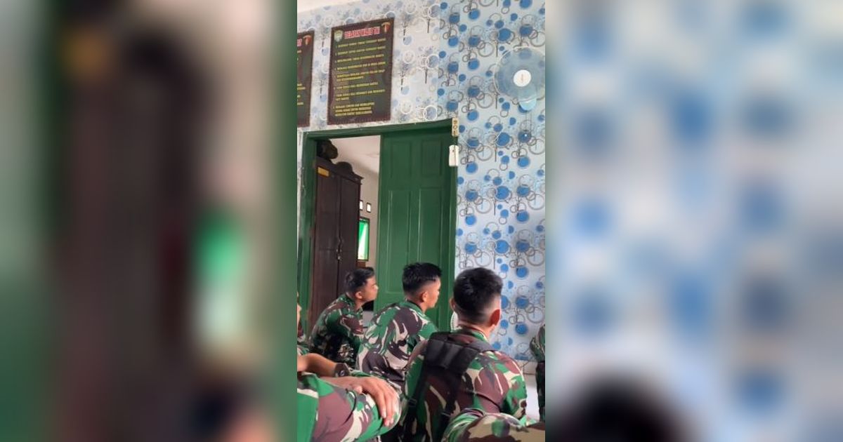 Momen Para Prajurit TNI Kumpul Santai Nonton TV Bareng, Tontonannya Bikin Ngakak 'Muka Sangar Hati Hello Kitty'