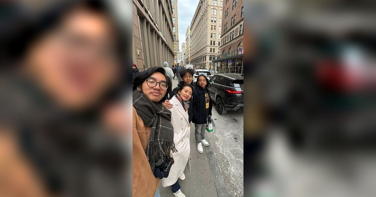 7 Potret Dewa Budjana Liburan ke New York Bersama Keluarga, Sekaligus Rayakan Ultah Sang Istri