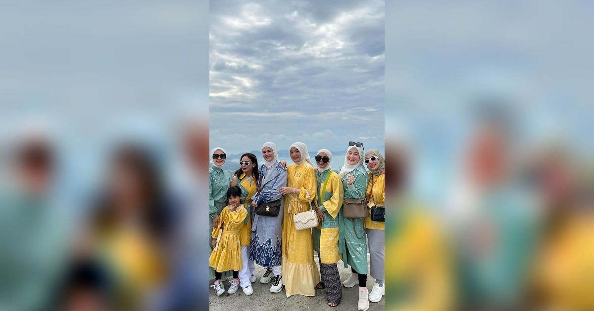 Potret Cut Meyriska Liburan Bareng Bestie di Kapal Pesiar, Asik Joged Kenakan Bathrobe