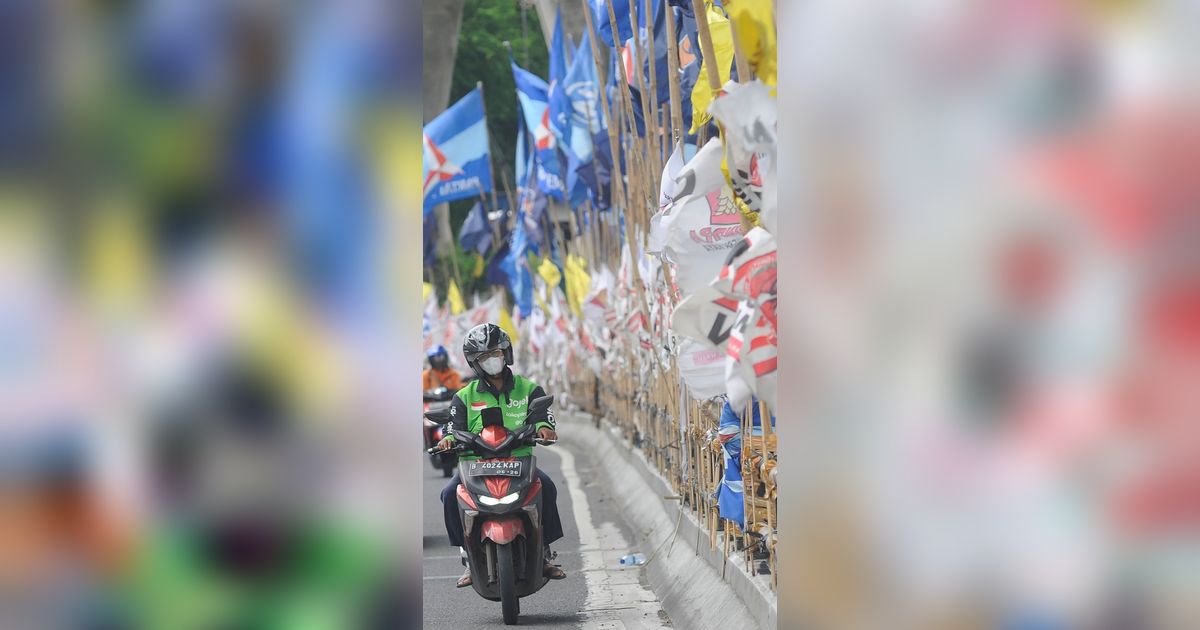 FOTO: Penampakan Alat Peraga Kampanye Pemilu 2024 Semakin Ramai Menghiasi Jakarta dan Berpotensi Membahayakan Pengendara Sepeda Motor