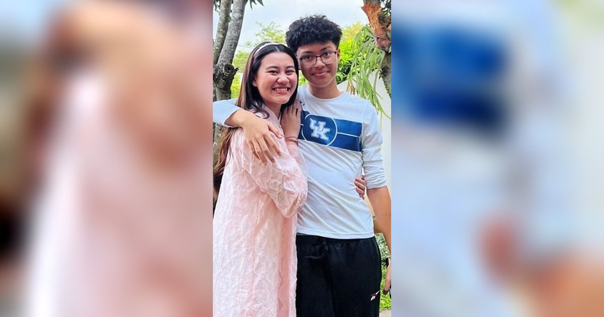 7 Potret Adik Tiri Aaliyah Massaid Jualan Jamu Pakai Sepeda Tua Keliling Gang, Banjir Pujian!