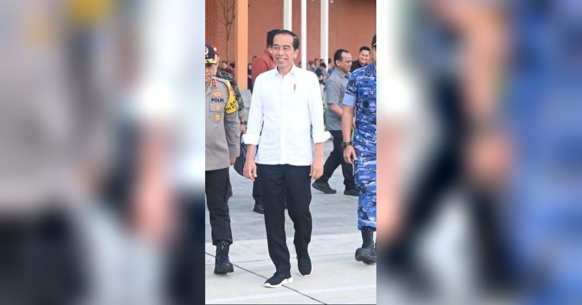 Tertangkap Kamera Acungkan Dua Jari di Jateng, Ini Respons Jokowi