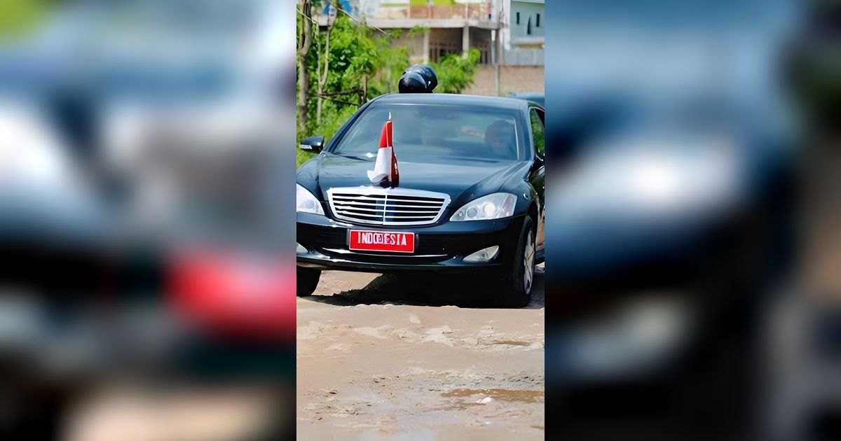 Detik-Detik Ban Mobil Kepresiden Diduga Bocor, Jokowi Jalan Kaki