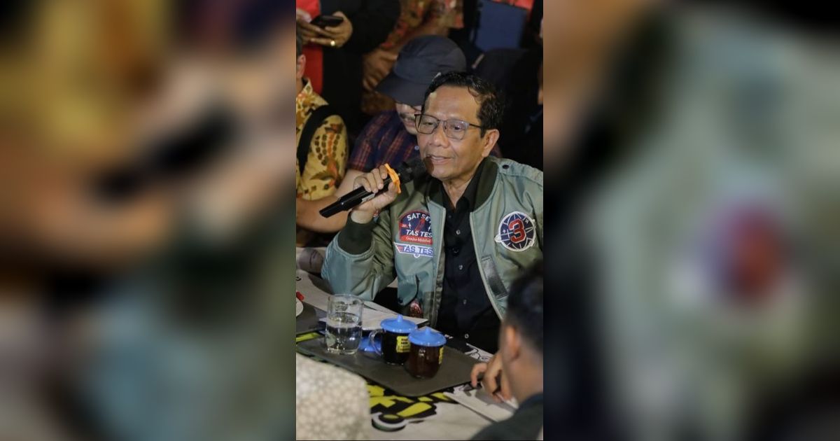 VIDEO: Berapi-Api Pria 80 Tahun Curhat ke Mahfud Belum Sunat Sudah PDI, Pernah Datangi Wapres