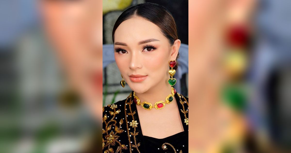 Video Tutorial Pakai Hijab, Wajah Zaskia Gotik Disebut Mirip Inara Rusli