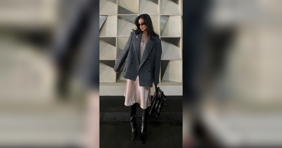 Tengok Style Keren Eva Celia, Padukan Satin Dress dan Boots