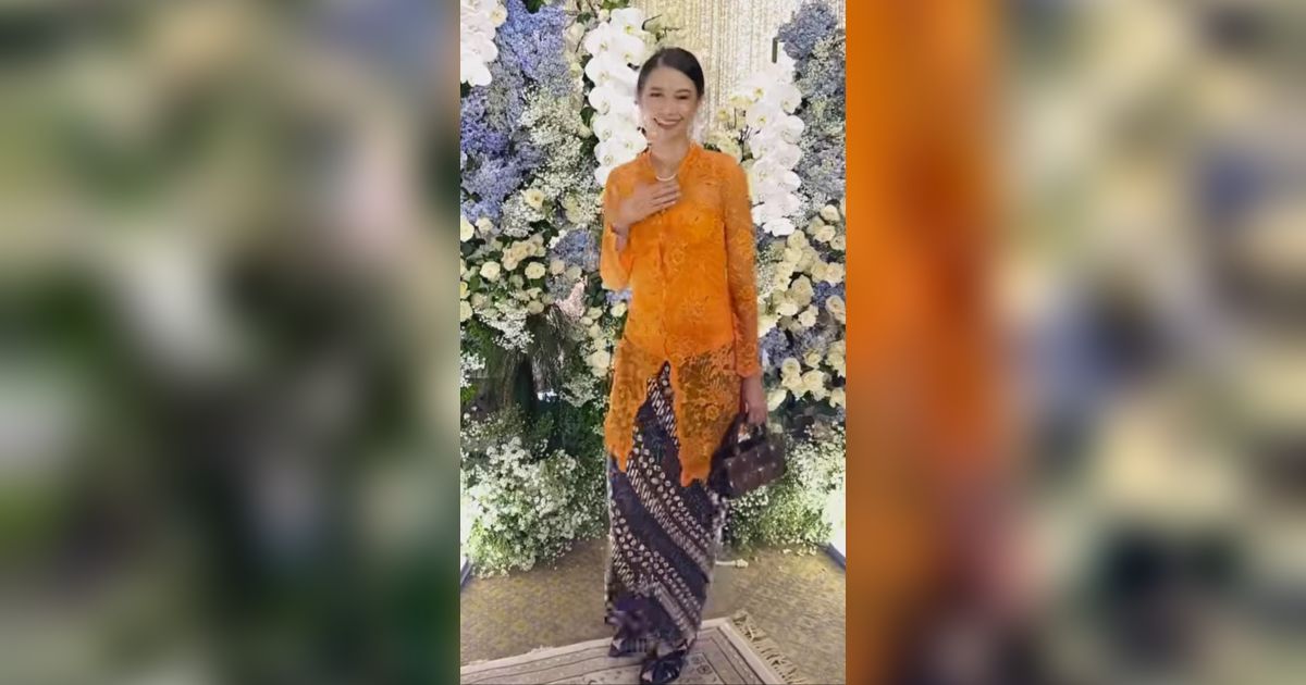 Cantiknya Yuki Kato Berkebaya Orange Sampai Ramai Disorot, Netizen 'Kupikir Yuki Tunangan'