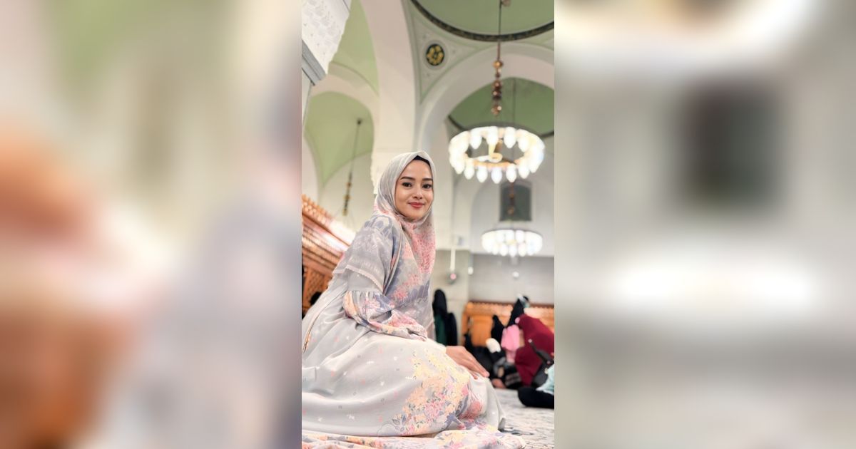 10 Potret Citra Monica Istri Ifan Seventeen Tampil Berhijab saat Umrah di Tanah Suci, Bikin Pangling