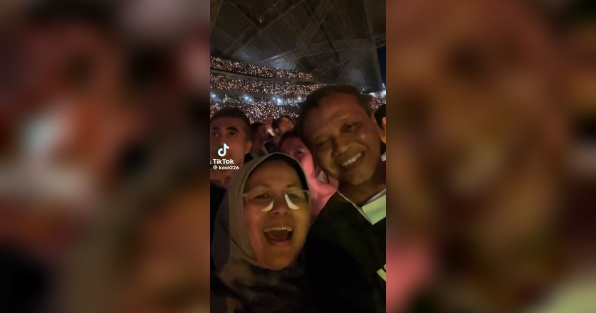 Momen Pasangan yang Tak Lagi Muda Nikmati Konser Coldplay Sambil Berdiri Ini Viral, Curi Perhatian