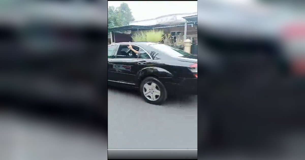 Viral Pose Dua Jari dari Mobil Kepresidenan di Jateng, Ini Respons PDIP