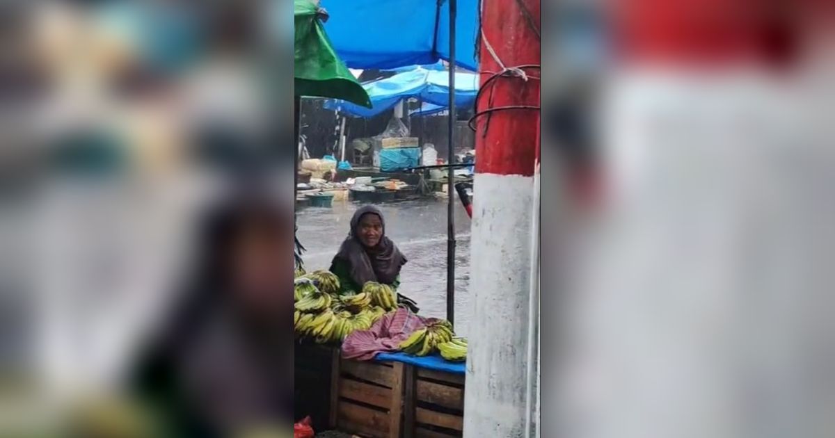 Perjuangan Seorang Nenek Penjual Pisang yang Rela Kehujanan Ini Viral, Bikin Sedih