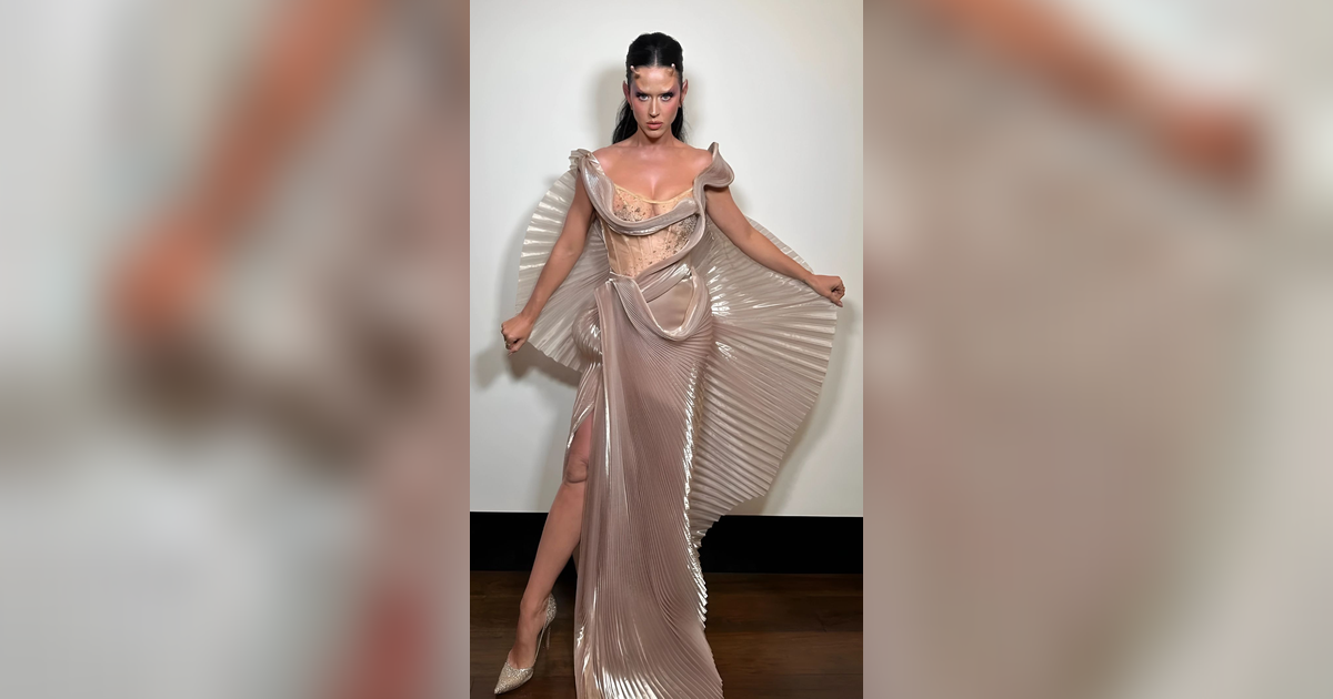 Potret Katy Perry Jadi Alien Berbalut Gaun Mewah Rancangan Desainer Indonesia
