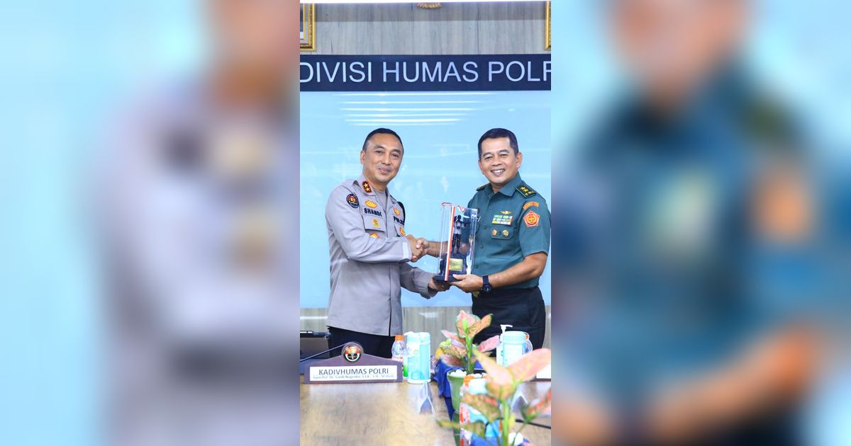 Kadiv Humas Terima Kunjungan Kapuspen TNI, Sinergitas Kunci Lewati Tantangan