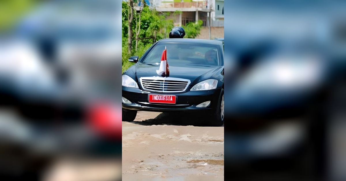 Heboh Video Jokowi Jalan Kaki karena Ban Mobil Kepresiden Bocor, Ini Fakta Sebenarnya