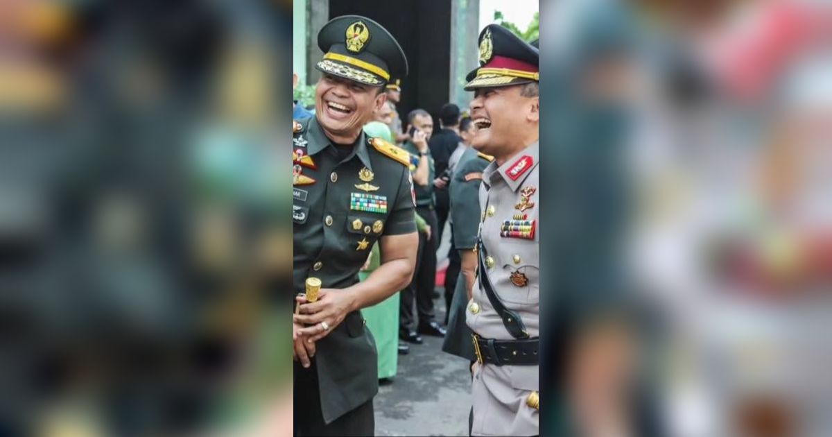 Tiga Bersaudara Berkumpul, Tawa Bahagia Jenderal TNI Polri Rapikan Gesper & Topi Adiknya Perwira Polisi