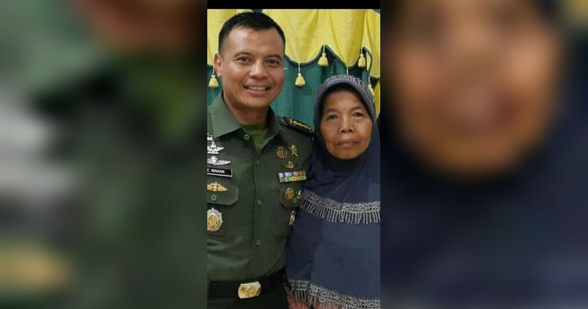 Momen Bintang 1 TNI Adik Jenderal Non Akpol Suapi Ibunya Makan 'Surga Kami di Telapak Kaki Ibu'