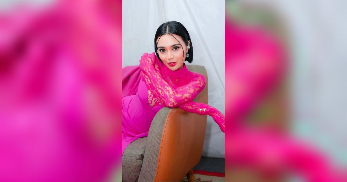 10 Potret Mirror Selfie Wika Salim yang Suka Bikin Riuh
