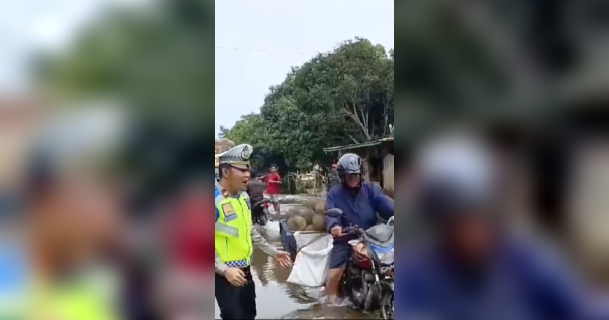 Viral Momen Polisi Bantu Pengendara Motor yang Bawa Durian, Interaksi Keduanya Bikin Ngakak