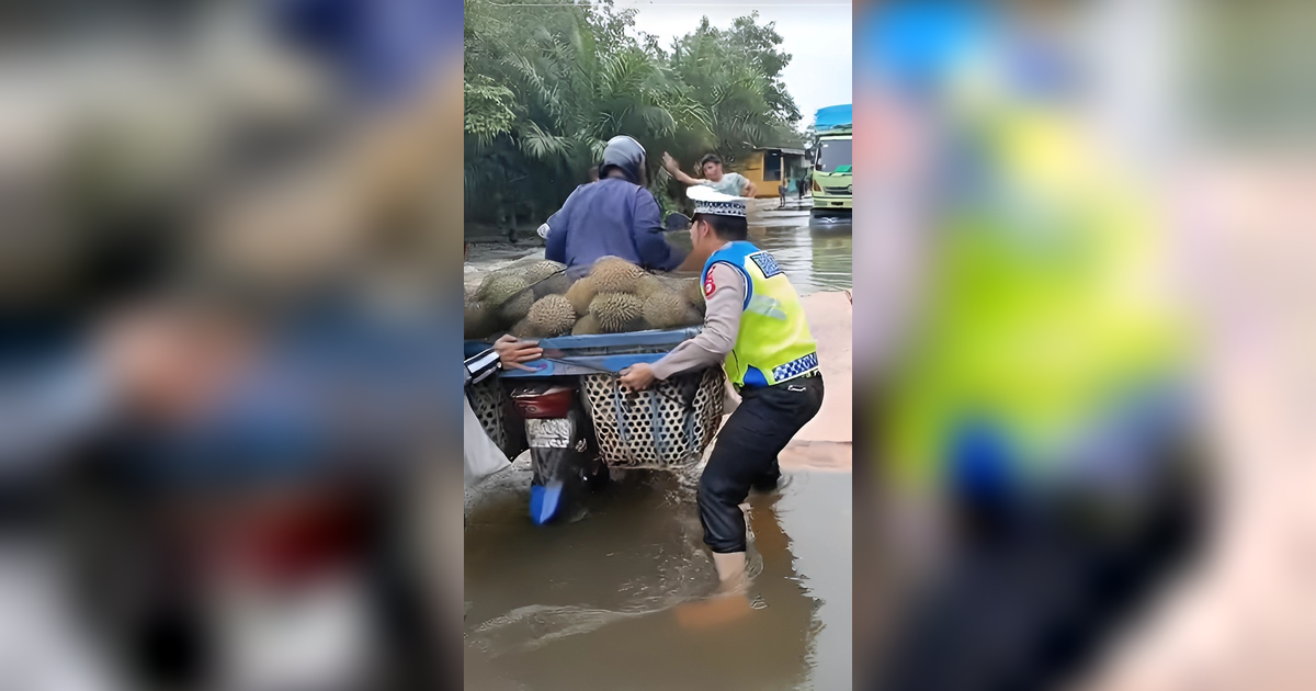 Momen Kocak Polisi Bantu Pengendara Motor Bawa Durian, Ditanya Mau Kemana Jawabannya Diluar Dugaan: 'Bukan Punya Saya Pak'