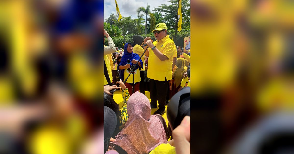 Momen Haru Pendukung Prabowo-Gibran dapat Hadiah Umrah Gratis dari Ketum Golkar