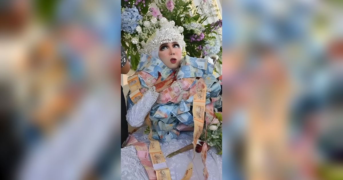 Momen Viral Pengantin di Madura Dapat Hadiah Kalung Uang Bertubi-tubi dari Tamu Sampai Hampir Menutupi Wajah