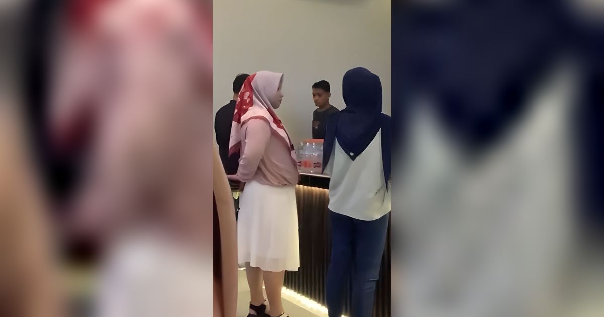 Heboh Video Wanita Berkerudung tapi Bawahnya Rok Gantung, Yang Merekam Juga Dapat Kecaman, Kok Bisa?
