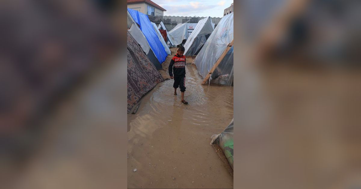 FOTO: Nestapa Pengungsi Palestina di Jalur Gaza Terkepung Genangan Banjir