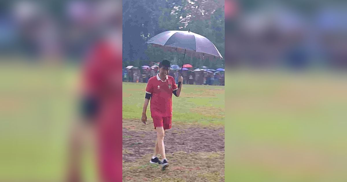 Jokowi Main Bola saat Hujan Deras di Lapangan Gamplong Sleman, jadi Kiper Kebobolan 2 Gol