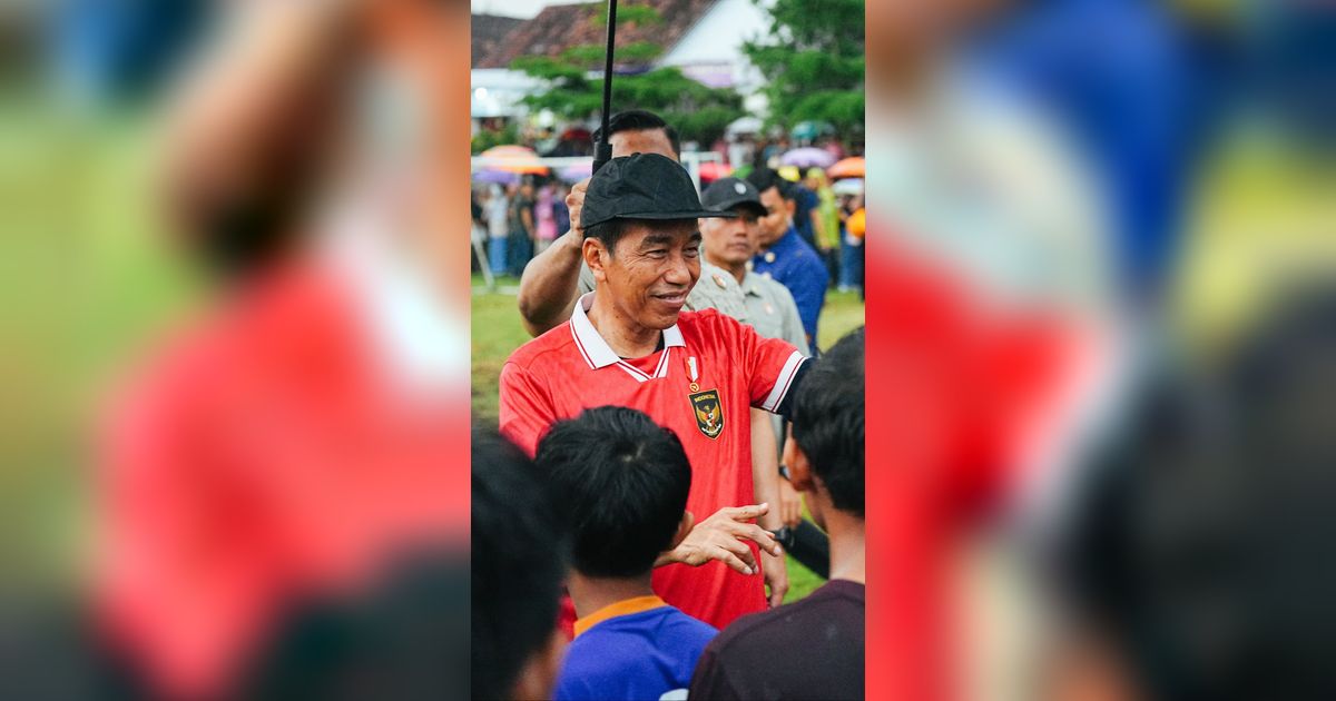 FOTO: Momen Jokowi Hujan-hujanan Main Bola di Sleman, Jadi Kiper Kebobolan 2 Gol