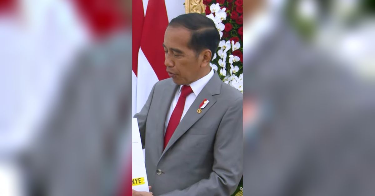 VIDEO: Jokowi Pakai Poster Tunjukkan Aturan Presiden Boleh Kampanye