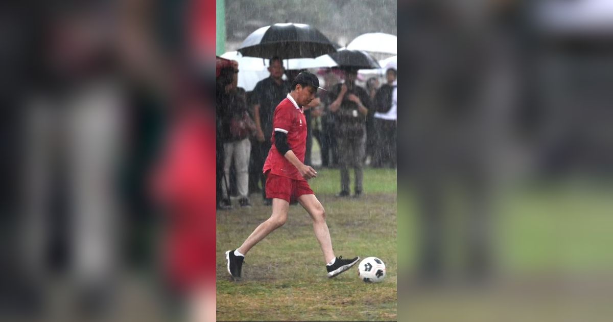 Rayakan Timnas Lolos 16 Besar Piala Asia, Jokowi Hujan-hujanan Main Sepak Bola di Sleman