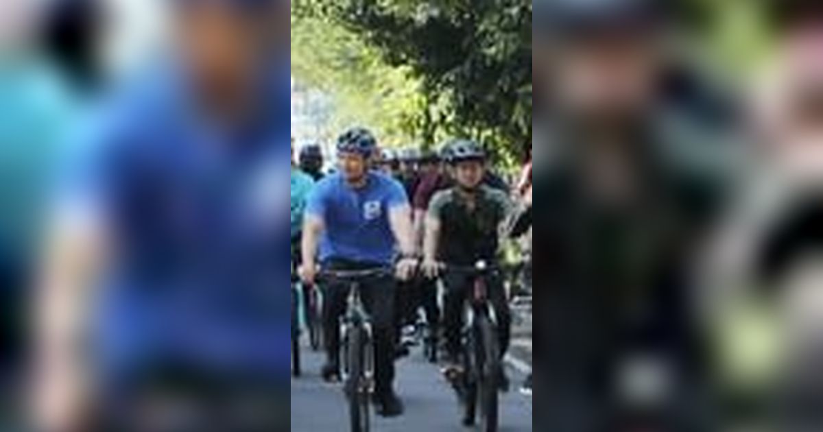 VIDEO: Jokowi dan AHY Gowes Sepeda Keliling Alun-Alun Yogyakarta