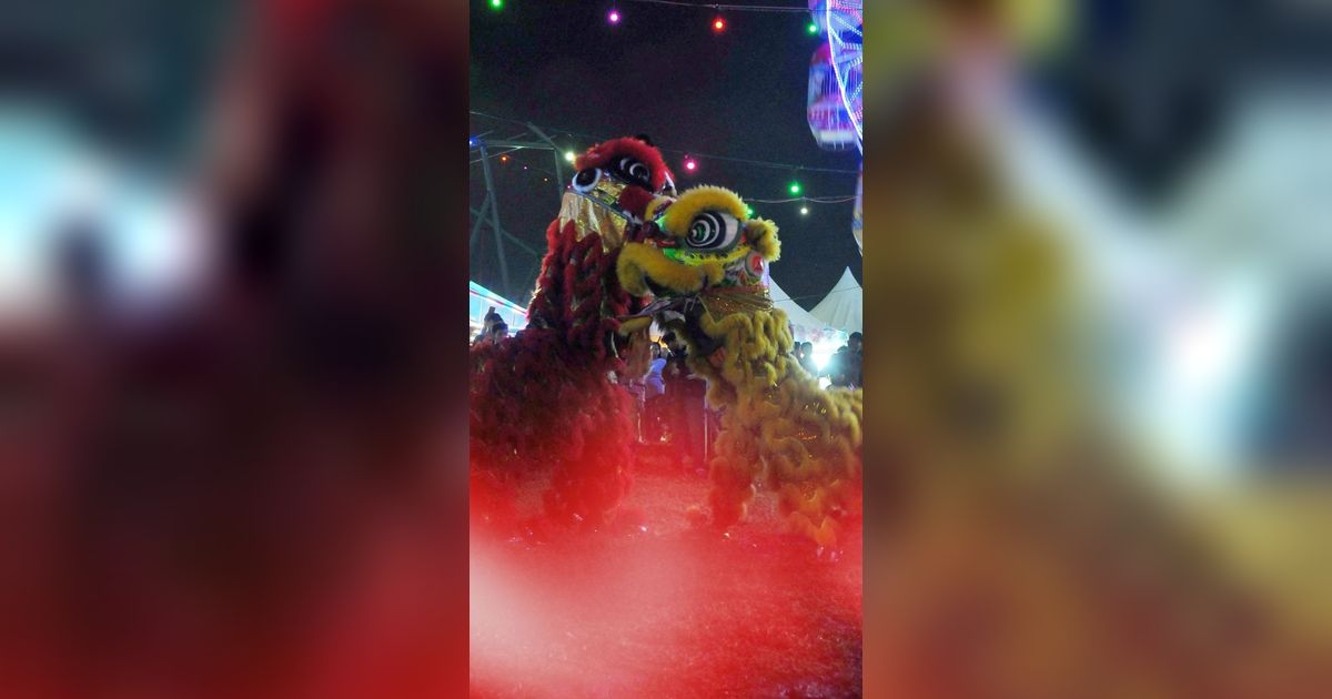 FOTO: Jelang Imlek, Atraksi Barongsai dan Liong Naga Hadir Meriahkan Pasar Malam di Jakarta