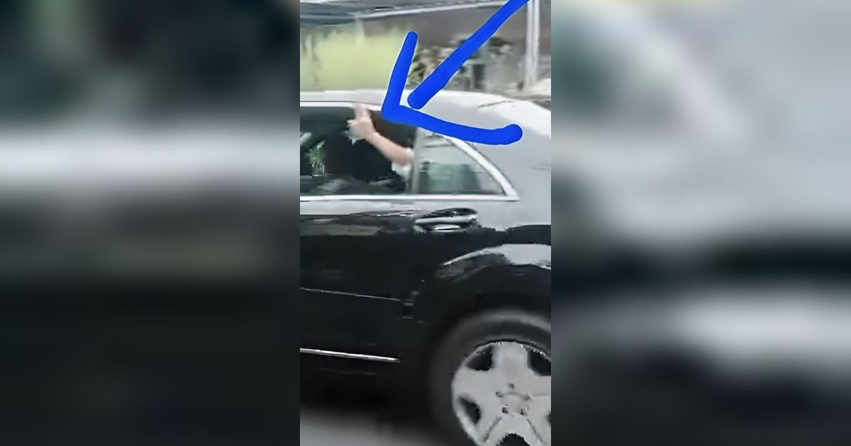 Tanggapan Jokowi, Ma'ruf Amin hingga Kaesang soal Pose Dua Jari dari Mobil Kepresidenan RI-1