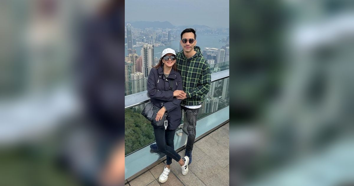 Intip Foto-foto Darius Sinathrya dan Donna Agnesia saat Jalan-jalan di Hongkong, So Sweet Banget!