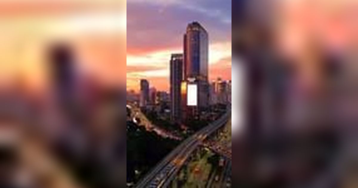 VIDEO: Kesibukan Kota Jakarta di Bawah Langit Senja yang Keren Banget