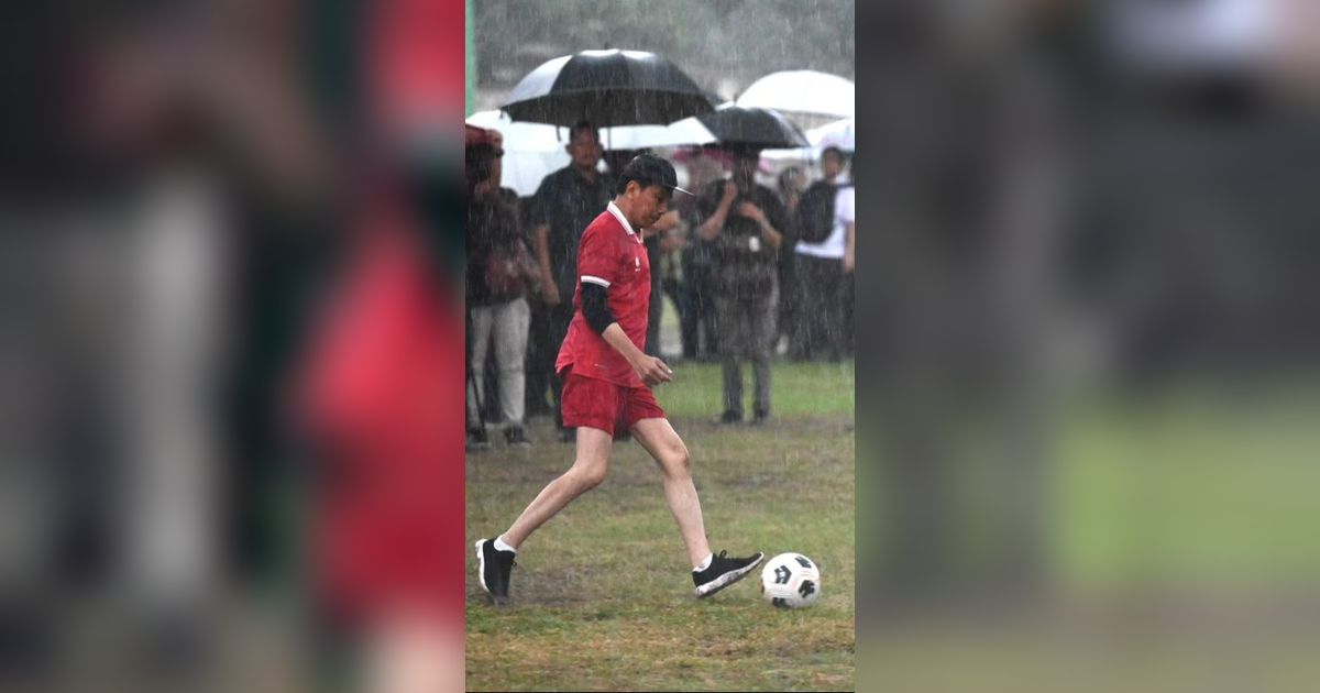 VIDEO: Aksi Jokowi Hujan-Hujan Main Bola Jadi Kiper, Gawang Bobol Dua Gol