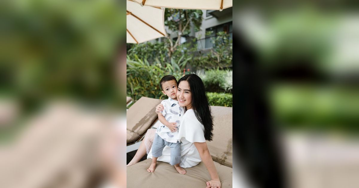 Potret Tangis Tamara Tyasmara di Pusara Sang Putra, Peluk Erat Foto Almarhun